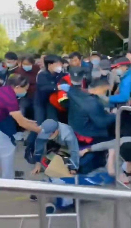 11月7日上海，人民公园出现一例阳性，大批老年人涌向出口，发生踩踏，场面吓人————完全符合我的预期11月7日上海，人民公园出现一例阳性，大批老年人涌向出口，发生踩踏，场面吓人————完全符合我的预期