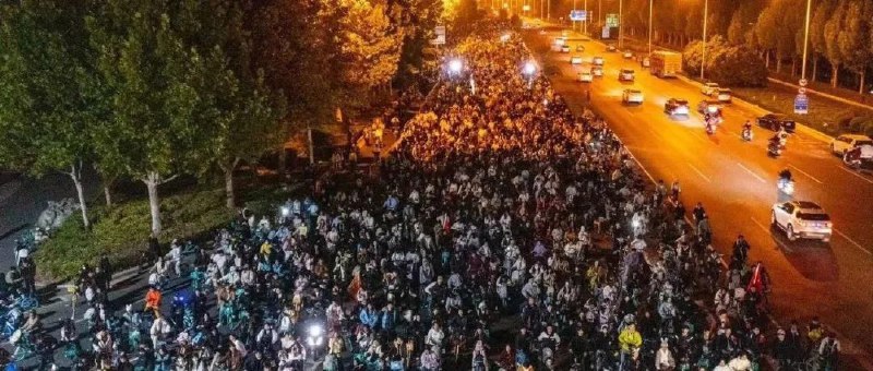 一开始各大媒体只放这张聊天记录，现在看来骂他们“造粪机”“酒囊饭袋”已经很保守了By