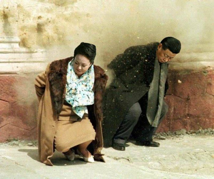 #历史上的今天 1989年12月25日，齐奥塞斯库夫妇在罗马尼亚南部登博维察县特尔戈维什泰兵营厕所前一块空地上被处决