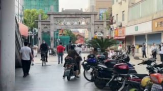 25日，上海，都在偷偷开门 半开着门营业By