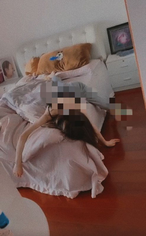 湖南衡阳，一名16岁高中生拿刀捅死21岁的姐姐后，用老虎钳将防盗窗剪开，从23楼跳下身亡By