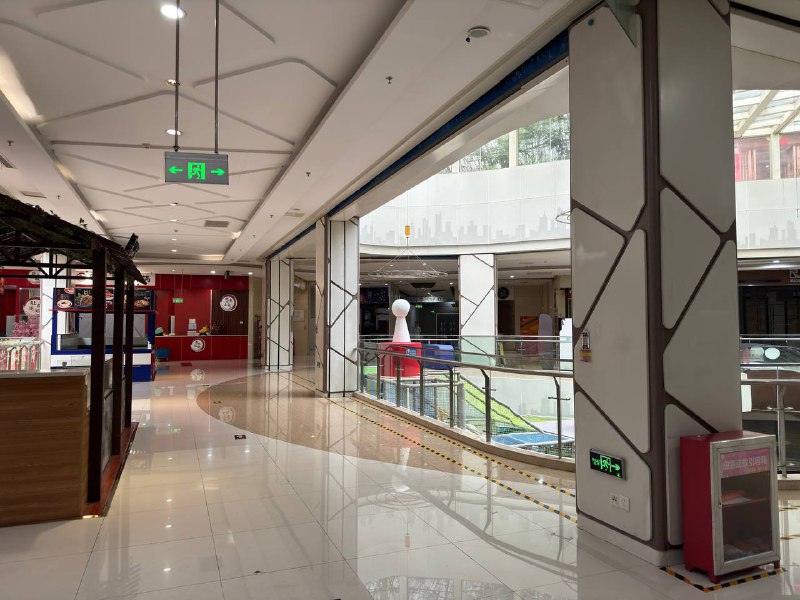 省会城市一大型商场，几十家商户关门歇业