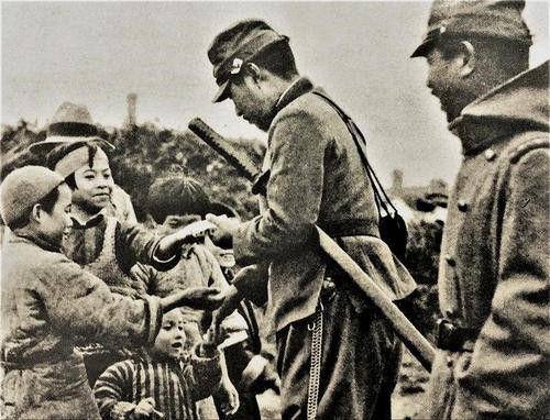 如 出 一 轍（彩圖為偽區議員吳匪清清舉辦偽慶剪頭髮活動）By