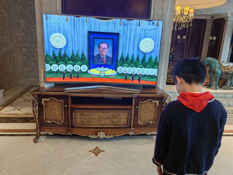 不止学生，还有很多党员都得拍照，发给相关单位，这是KPI不止学生，还有很多党员都得拍照，发给相关单位，这是KPI