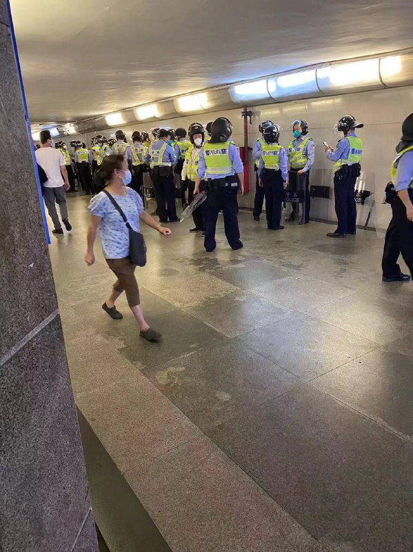 广州天河区，湖北老乡聚集在广百商场门口，防暴警察已经到位！By