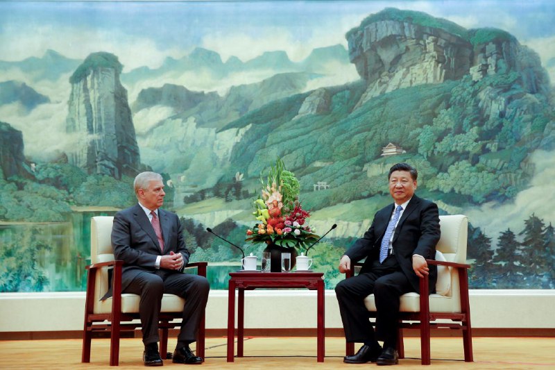 左边是恋童癖安德鲁，