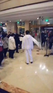 河南藍鯨員工酒店隔離到期不放人，反抗警察By