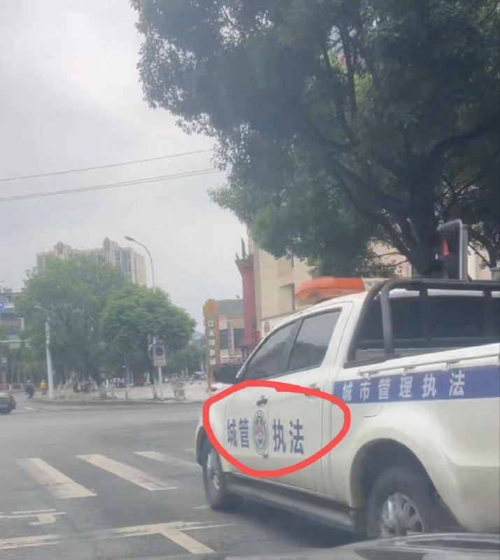 執法車成虐殺工具？湖南城管當街殘酷拖行狗😱今（28日）淪陷區湖南省永州市流出現場影像，揭露一輛印有「城管執法」字樣的皮卡車，在街頭用繩子拴著一隻狗沿路拖行