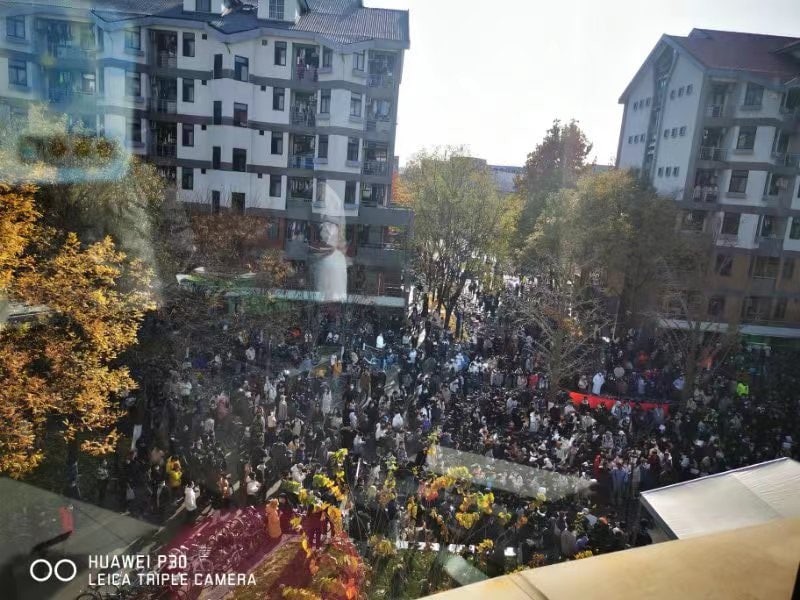 #清华大学 #白纸革命 虽迟但到！有人预计，清华紫荆园附近今天可能将聚集上千名清华学生#清华大学 #白纸革命 虽迟但到！有人预计，清华紫荆园附近今天可能将聚集上千名清华学生