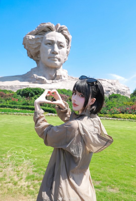 投稿一个被两个中国权贵玩弄于鼓掌间的可怜福利鸡的故事曝光一色雨的两个黑料，第一个是B站擦边女主播一色雨写小作文称在她换衣服时被人拉开帘子导致她直播走光，因此受到了惊吓，打算再也不去漫展了