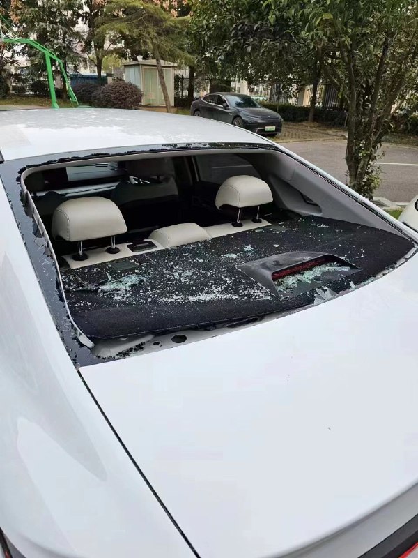 你好！我是墙国的一个消费者，居住在武汉，前两天买了一批酒准备拿来送人，然后发现是假的，于是投诉到了市场监督管理局那里，他们叫我把酒拿过去，然后我开车过去到局里，他们直接把商家叫了过来，在出门后几十个人围堵我的车子，然后殴打我们，我们报警之后在派出所门口他们把我们车又砸了，再次动手，直接砸车把酒抢出来，警察全程坐视不理你好！我是墙国的一个消费者，居住在武汉，前两天买了一批酒准备拿来送人，然后发现是假的，于是投诉到了市场监督管理局那里，他们叫我把酒拿过去，然后我开车过去到局里，他们直接把商家叫了过来，在出门后几十个人围堵我的车子，然后殴打我们，我们报警之后在派出所门口他们把我们车又砸了，再次动手，直接砸车把酒抢出来，警察全程坐视不理