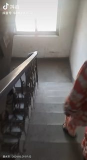 2024年5月9日早上，浙江省丽水市，自称是政府派遣、拥有合同的拆迁队，试图强行拆掉某个业主的商品房，并通过打砸并兼等各种方式来骚扰业主，企图逼迫业主就范，期间发生争执和肢体冲突