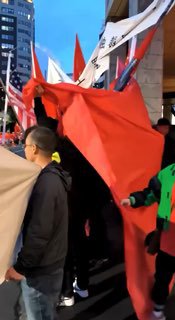 6月14日傍晚，新西兰奥克兰街头中国总理李强的车队经过时，迎接李强到访的队伍和抗议李强到访的队伍发生激烈冲突