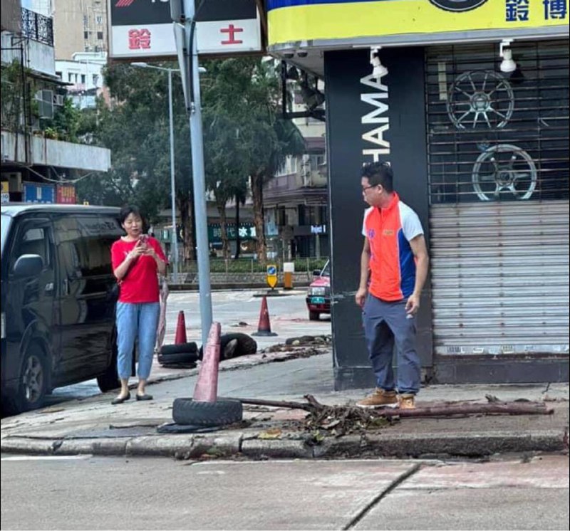 忠诚的废物1穿白鞋铲淤泥2用筲箕捞垃圾34专人摆拍捡垃圾By