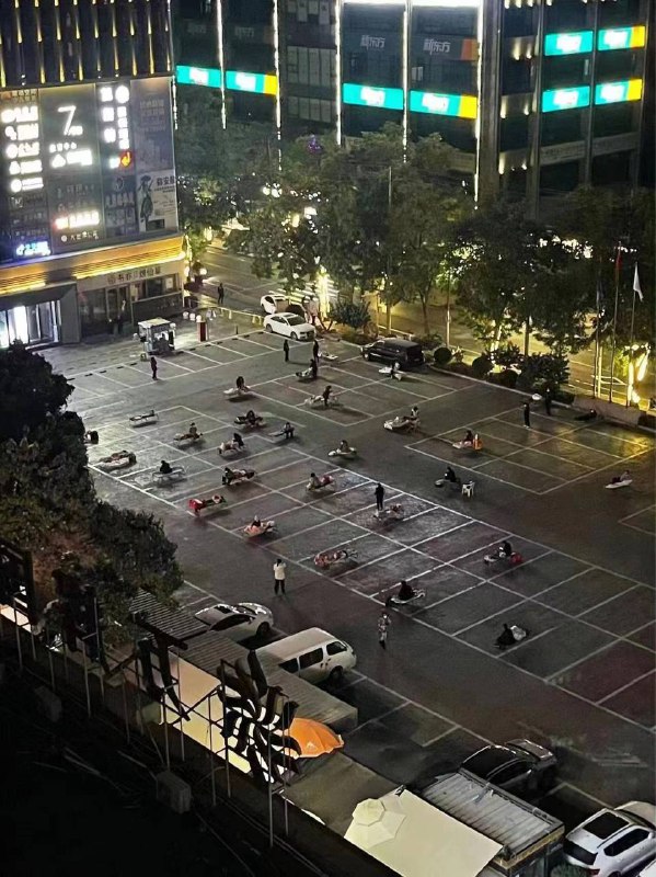 兰州夜晚气温高达14度晚上让人出去隔离在停车位上睡铁架床咋了，想想长津湖，想想冻土豆啊，这就忍不了？By