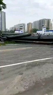 宁波明湖幼儿园门口打桩机突然倒塌，压垮路过汽车，目前伤亡不明#献礼建党百年系列活动#中国为什么这么安全宁波明湖幼儿园门口打桩机突然倒塌，压垮路过汽车，目前伤亡不明#献礼建党百年系列活动#中国为什么这么安全