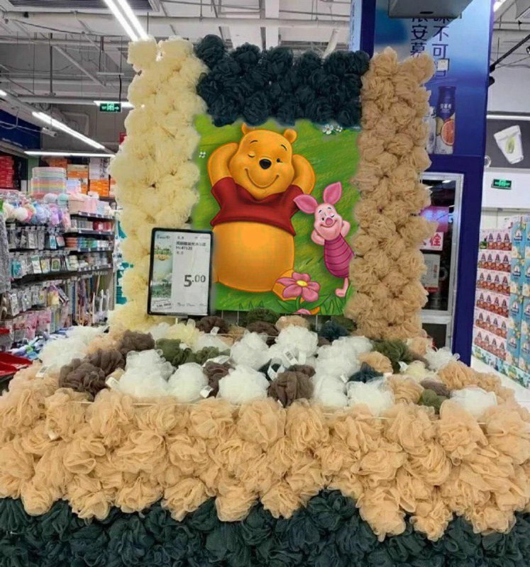 花圈里的黄红黄小🐻和粉红🐷🙏🏻🙏🏻🙏🏻