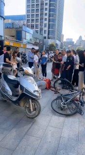 6月5日16时27分，安徽省安庆市迎江区人民路商业步行街有歹徒持刀随机杀人，据官方通报，目前最少5人死亡，15人受伤#中国为什么这么安全6月5日16时27分，安徽省安庆市迎江区人民路商业步行街有歹徒持刀随机杀人，据官方通报，目前最少5人死亡，15人受伤#中国为什么这么安全