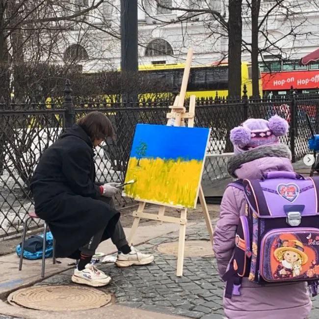 俄罗斯逮捕了数千反战游行人员后，圣彼得堡的一些民众开始用街头作画的方式默默抗议