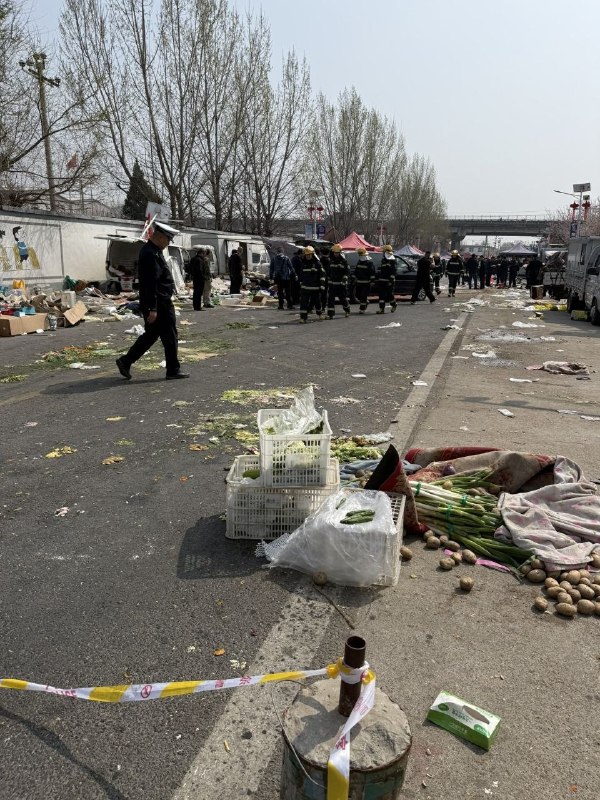 😎 匿名投稿以上三条都是北京铲车献忠的现场，以及到目前为止小编换了几组关键词，还没能从内网找到相关报道