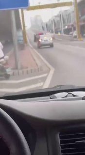 9月11日，石家庄和平路高架，一男子抢夺了一辆 #警车 一路连撞数人，最终被多辆警车合力逼停，现场多人受伤