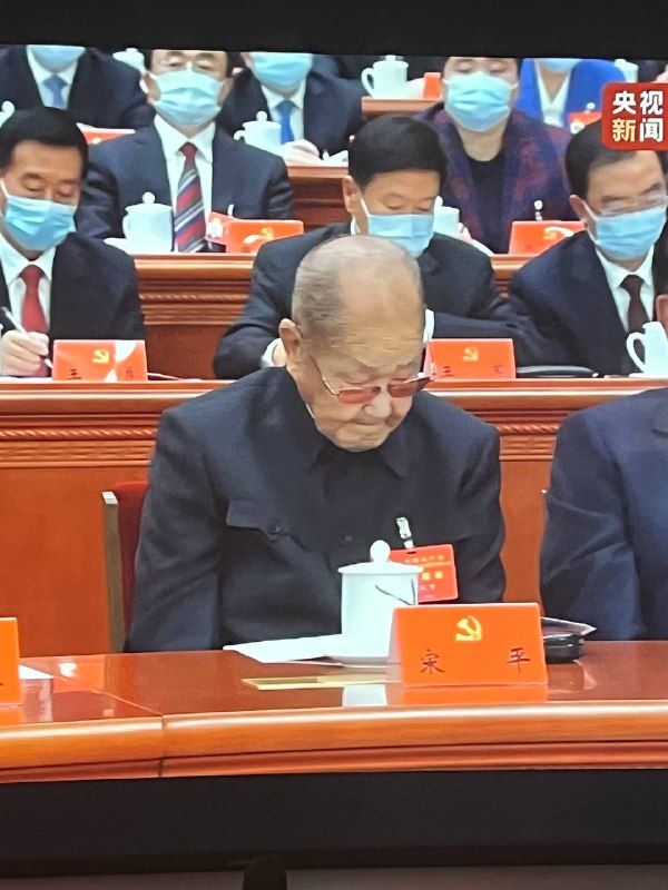 与会者表情凝重，但都各自悄悄的为诞生在这伟大时代偷着乐🥰投稿By