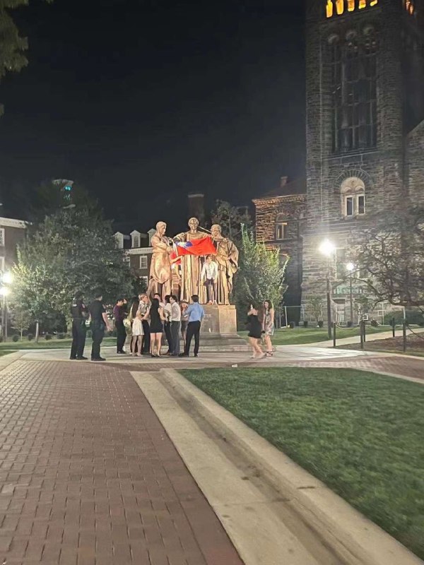 小粉红在美国UIUC校园过战狼瘾挂🇨🇳好期待能有人多挂些🥰小粉红在美国UIUC校园过战狼瘾挂🇨🇳好期待能有人多挂些🥰