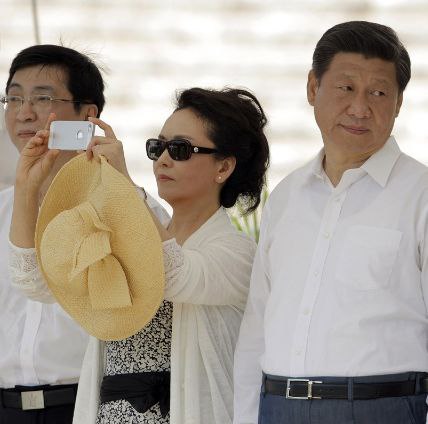 为什么粉蛆好像都是一个模子里刻出来的一样，每当你阐述了一个对他党主子不利的事实，他们都是先反驳否认，说这是境外势力抹黑，等你费劲巴拉的找资料给他证明你说的是真的，人家立马光速转进，说那咋啦，我党威武雷霆手段，矫枉必须过正，实在洗不动了，就说这是我党的曲折探索伟大试错，过去的事就过去了，你恶意旧事重提揪住不放是何居心，然后接着什么美狗倭杂台蛙帽子就扣上来了，最后就是人身攻击，什么数典忘祖，什么你妈死了这些词轮番上阵👤 来自