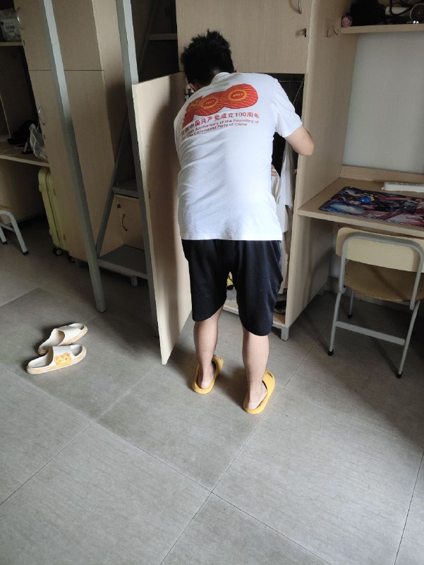 原友衣服上写的啥By