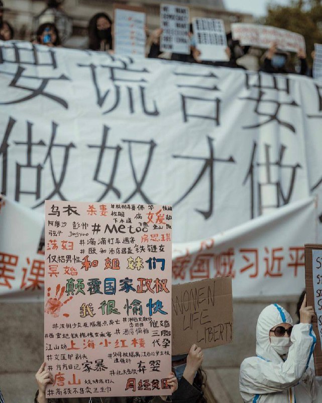 10月29日下午，由「伦敦myduty民主墙」 @Londonmydutycn 汇聚在一起的在英华人举行了第一次线下活动，在伦敦市中心特拉法加广场进行了“声援四通桥义士”的抗议集会