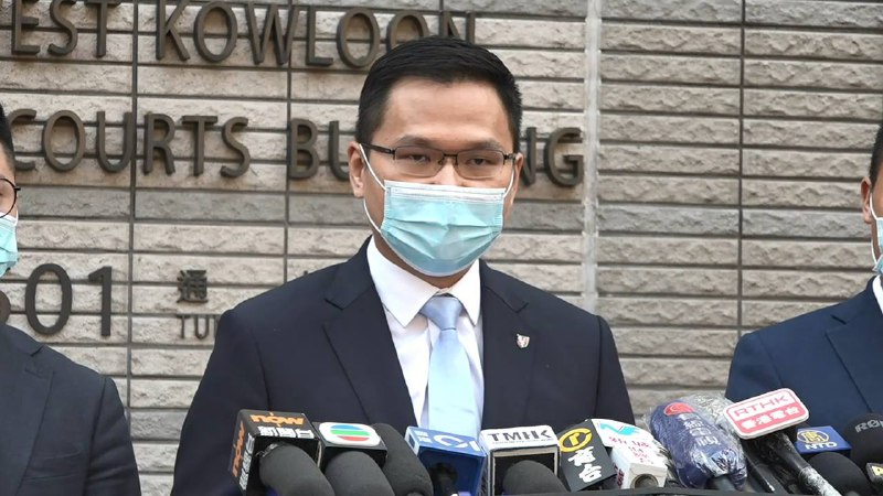 港警会玩！警司陆振中三度逼女下属口交沙头角分区指挥官的警司陆振中，被指 2022 年 6 月跟下属到粉岭熟食中心晚餐食饭饮酒，期间一名饮醉女下属被陆振中拉进残厕强吻、非礼她胸部及三度强迫女下属口交