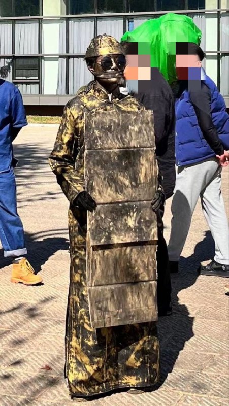 云南艺术学院，被捂嘴的铜人，已被学校领导带走云南艺术学院，被捂嘴的铜人，已被学校领导带走