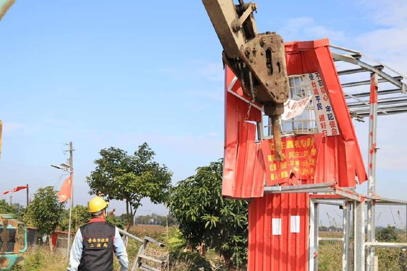 台灣台南市政府今早拆除位於新營區的共產違建廟宇，大量台灣民眾留言叫好台灣台南市政府今早拆除位於新營區的共產違建廟宇，大量台灣民眾留言叫好