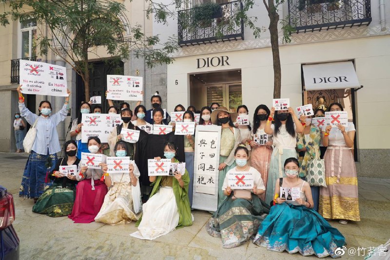 西班牙马德里，中国人进行抗议游行，你妈的敢不敢在大陆游行，就天天搁其他国家恶心人?By