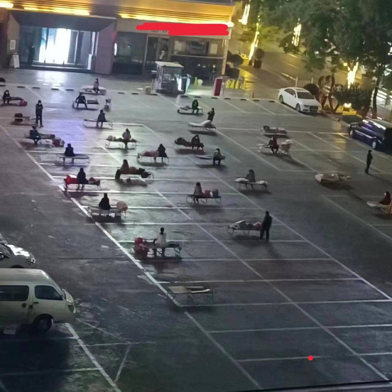 兰州夜晚气温高达14度晚上让人出去隔离在停车位上睡铁架床咋了，想想长津湖，想想冻土豆啊，这就忍不了？By