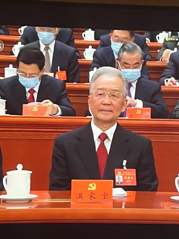 与会者表情凝重，但都各自悄悄的为诞生在这伟大时代偷着乐🥰投稿By