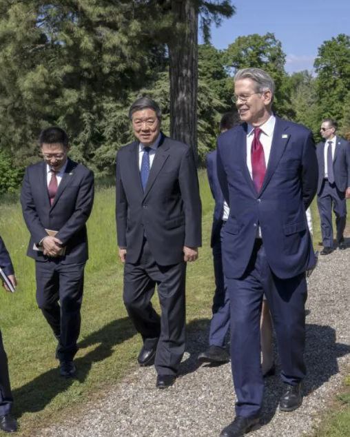 “美爹！亲爹！皇阿玛！您饶了我吧，您再加关税，我经济就要崩溃了！再崩一崩，底下奴才都要开始动歪脑筋了！”“咱虽然没地可割，但赔款总还是能赔的！满清能赔，咱后清国也不能丢祖宗的传统艺能！”🕶️ 匿名投稿