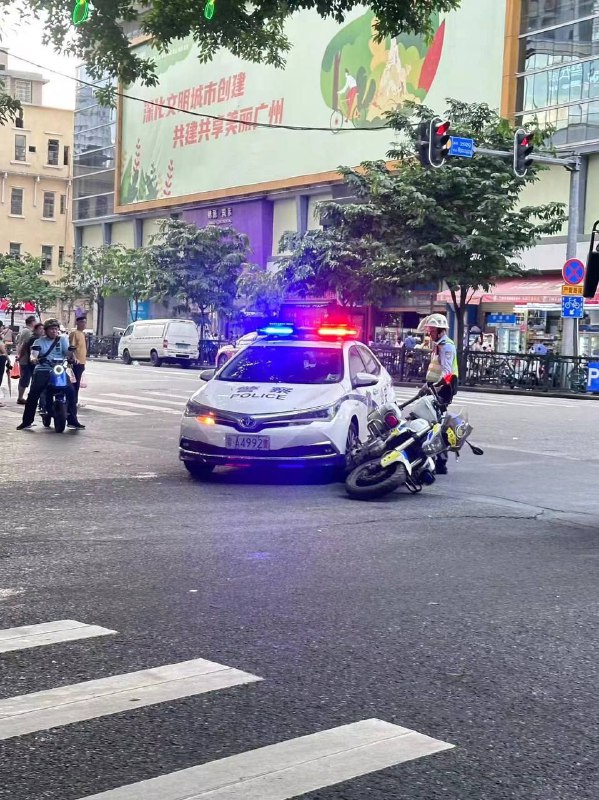 疯起来连自己人都碾投