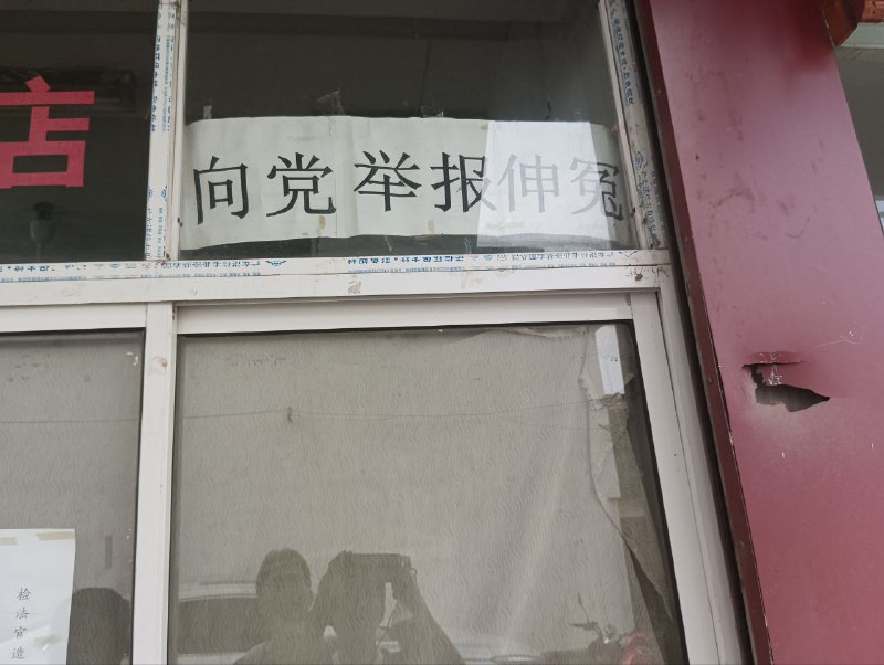 我们祝贺他🎉By