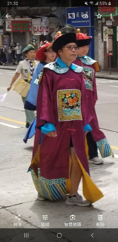 旺角街坊會於11月3日舉辦大角咀廟會暨匪慶75周年，如圖所示，不少參與者裝扮非常辣眼睛，特別是有重大辱包嫌疑的皇帝，怪不得舉牌童軍滿面怨氣