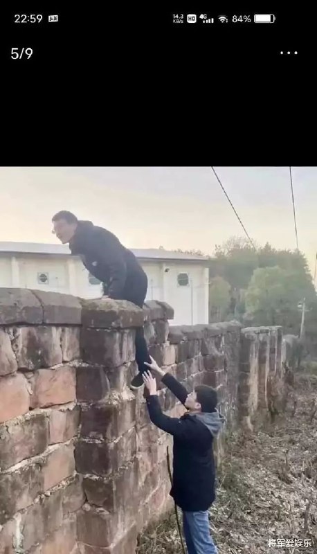 直播视频显示，胡鑫宇的舅舅曾搜索过官方认定的发现尸体的“第一现场”，仅一墙之隔，但是却从未发现过尸体或者异味