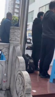 2024年12/15/，中共云南玉溪警方因为回族的马玉巍传播讲授《古兰经》将其抓捕！随后大批回民聚集声援！直至12月16日，聚集的人员越来越多，中共政府出面疏导聚集人群无果的情况下，于16日晚20点开始强行驱逐聚集回民！中共真特么搞笑，你们的双标就像你们的父母乱伦共产共妻一样混乱！一边在中东支持穆斯林搞乱整个中东！包括杀戮及恐怖袭击，一边又在国内拼命打压穆斯林！这世界真的再也找不出比中共更坏的坏逼！By