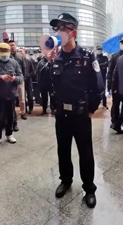 12月13日，浙金中心维权现场，警察疑似使用AI眼镜对群众进行识别抓取个人信息