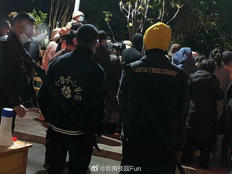 昆明 医科大学附属第一医院（云大医），今日爆发研究生学生 #游行，一群“领导”带着n95口罩把殴打学生把学生拖走，便衣带着散棍周围等待，据说🐑了近百个专硕规培生，不让放假不给工资还上最苦最累的班，口罩不发无防疫物资By