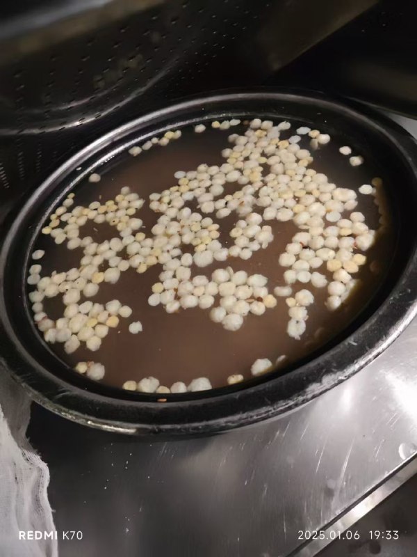 图片拍摄在泉州海事学校食堂内部，豆浆是充的，东西都是速冻的，吃起来像预制菜一样