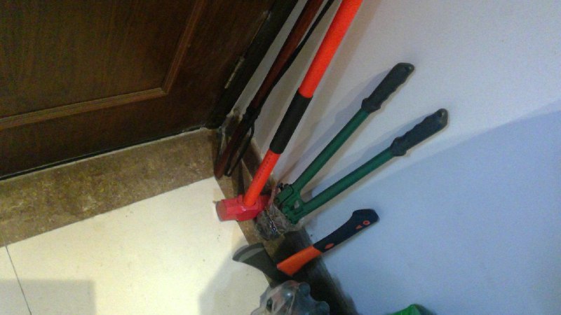 斧头是个好东西，用途多，可以用来砍开封门障碍，如果需要，还能砍开封门的人😡投稿By