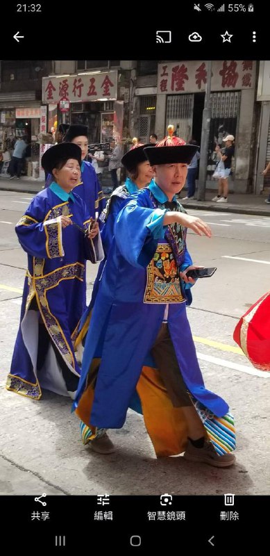旺角街坊會於11月3日舉辦大角咀廟會暨匪慶75周年，如圖所示，不少參與者裝扮非常辣眼睛，特別是有重大辱包嫌疑的皇帝，怪不得舉牌童軍滿面怨氣