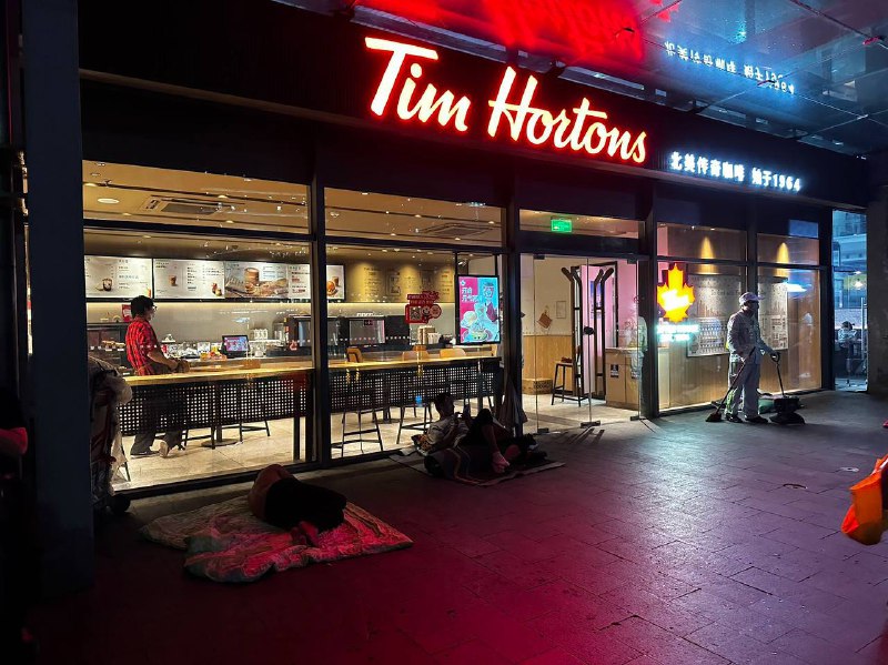 北美街头现状，无家可归的人睡大家，美国走向衰败投稿By