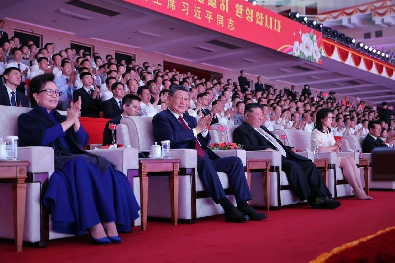 在访问朝鲜文艺演出中，习近平首次被拍佩戴眼镜，凸显斯文小学博士范