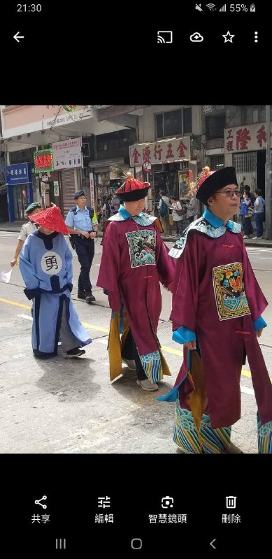 旺角街坊會於11月3日舉辦大角咀廟會暨匪慶75周年，如圖所示，不少參與者裝扮非常辣眼睛，特別是有重大辱包嫌疑的皇帝，怪不得舉牌童軍滿面怨氣